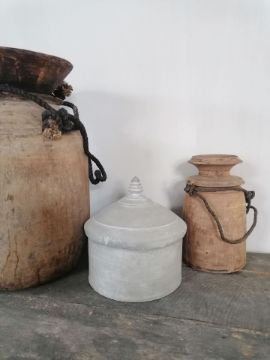 Picture of Oude pot met deksel - Tika box - grijs