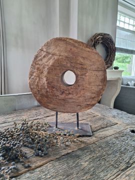 Picture of Oud houten wiel op statief L