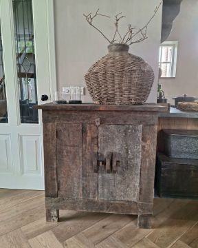 Picture of Old Barn oud houten commode kast