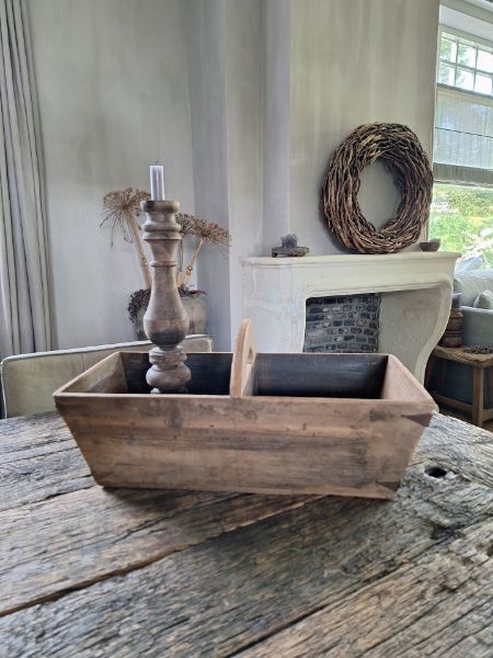 Picture of Oud houten graanbak met handvat